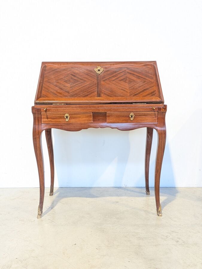 Bureau de pente Louis XV à abattant marqueté de losanges ; il ouvre par deux ti…