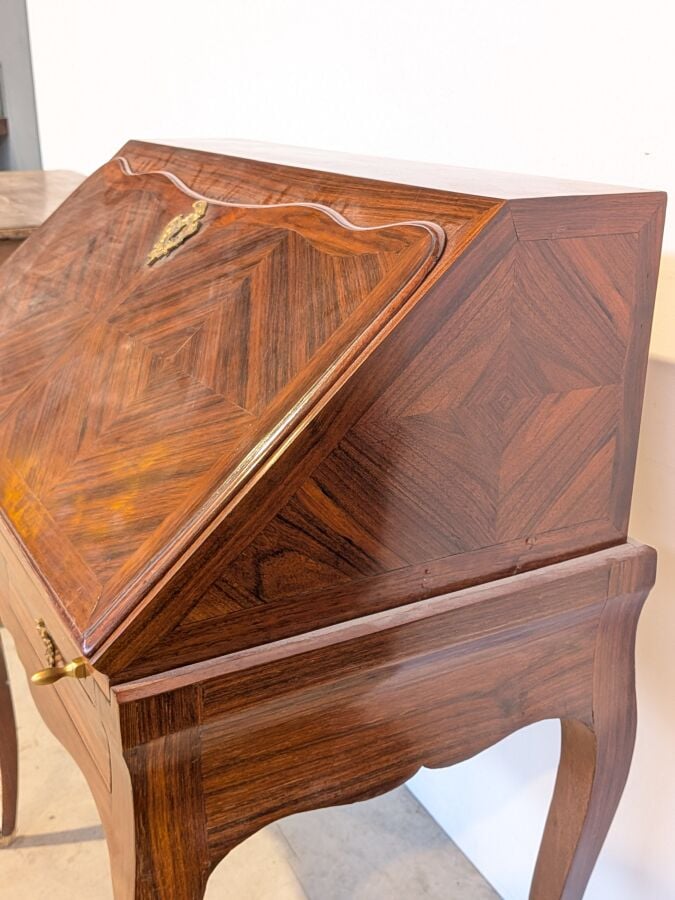 Bureau de pente Louis XV à abattant marqueté de losanges ; il ouvre par deux ti…