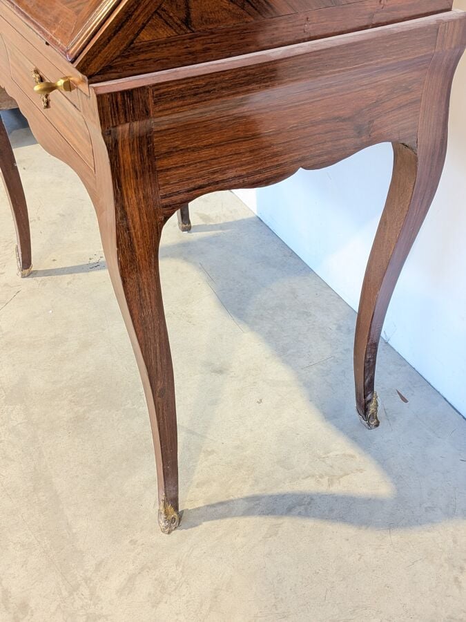 Bureau de pente Louis XV à abattant marqueté de losanges ; il ouvre par deux ti…