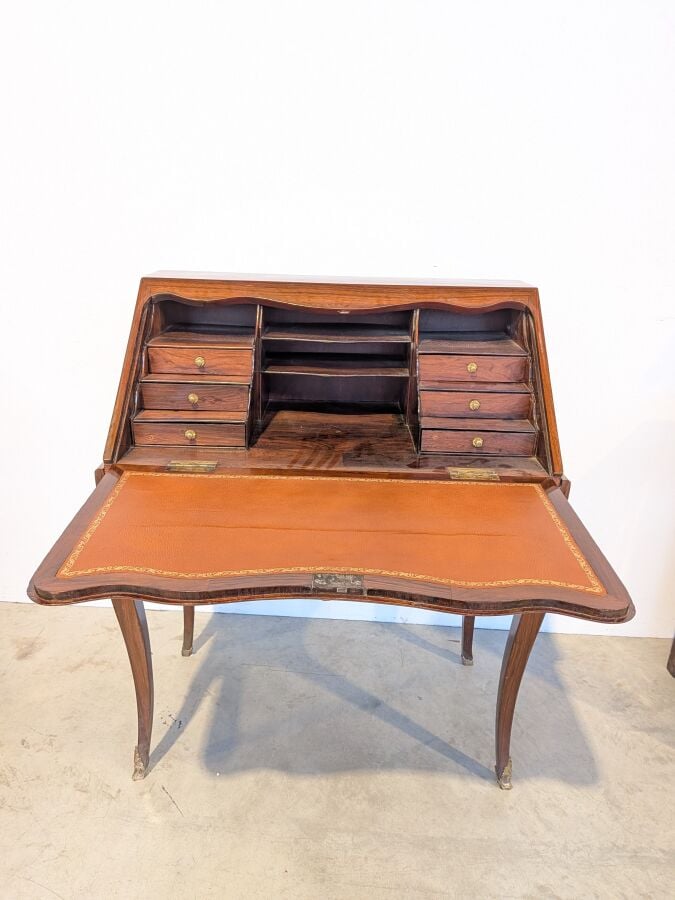Bureau de pente Louis XV à abattant marqueté de losanges ; il ouvre par deux ti…