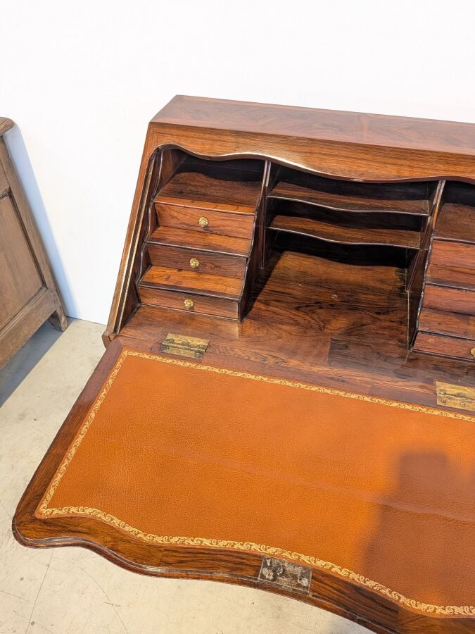 Bureau de pente Louis XV à abattant marqueté de losanges ; il ouvre par deux ti…