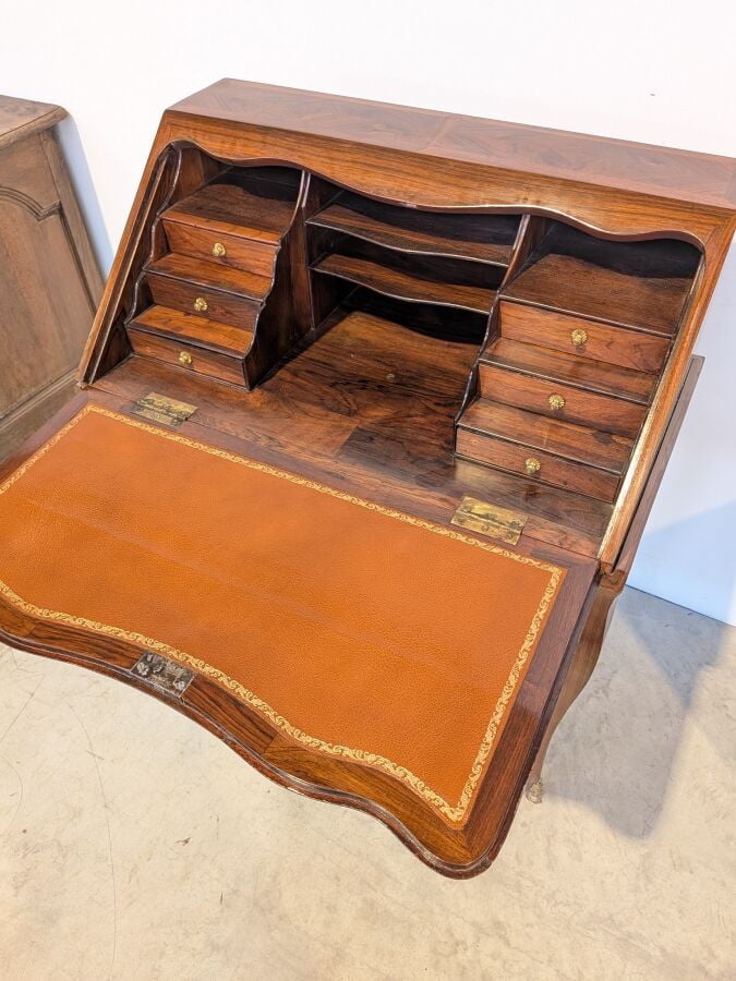 Bureau de pente Louis XV à abattant marqueté de losanges ; il ouvre par deux ti…