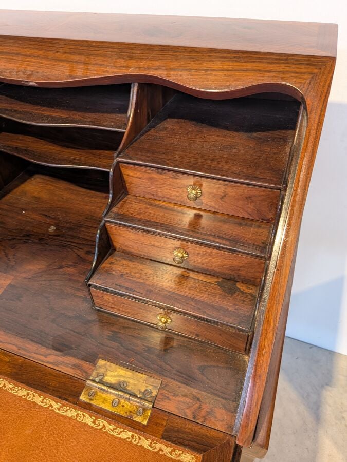 Bureau de pente Louis XV à abattant marqueté de losanges ; il ouvre par deux ti…