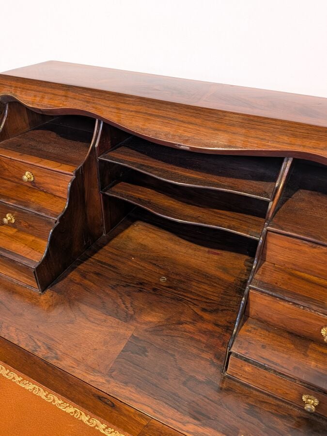 Bureau de pente Louis XV à abattant marqueté de losanges ; il ouvre par deux ti…