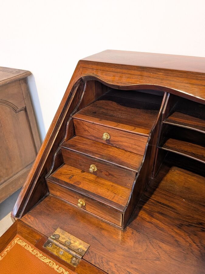 Bureau de pente Louis XV à abattant marqueté de losanges ; il ouvre par deux ti…