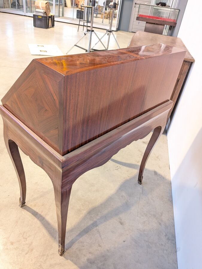 Bureau de pente Louis XV à abattant marqueté de losanges ; il ouvre par deux ti…