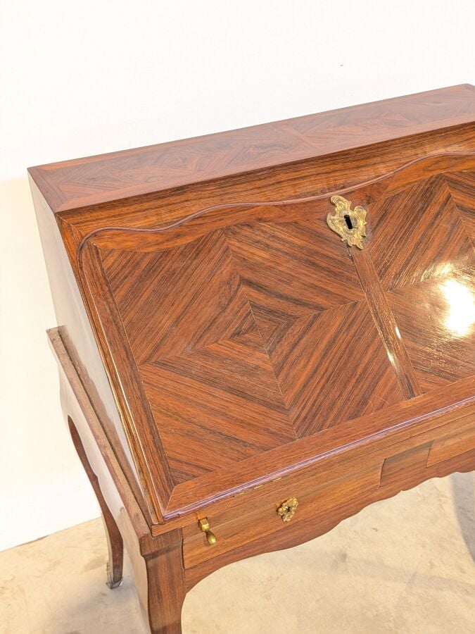 Bureau de pente Louis XV à abattant marqueté de losanges ; il ouvre par deux ti…