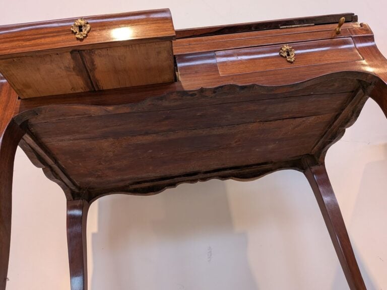 Bureau de pente Louis XV à abattant marqueté de losanges ; il ouvre par deux ti…