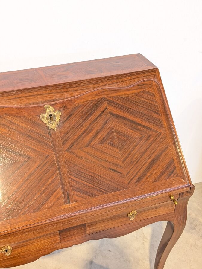 Bureau de pente Louis XV à abattant marqueté de losanges ; il ouvre par deux ti…