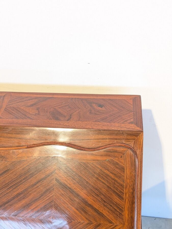 Bureau de pente Louis XV à abattant marqueté de losanges ; il ouvre par deux ti…
