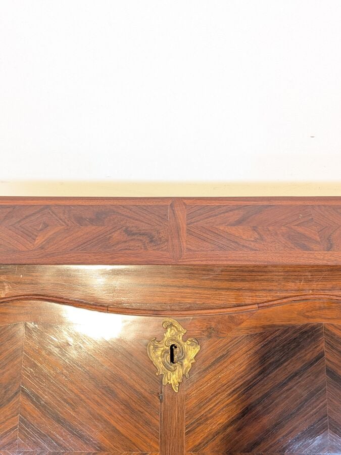 Bureau de pente Louis XV à abattant marqueté de losanges ; il ouvre par deux ti…