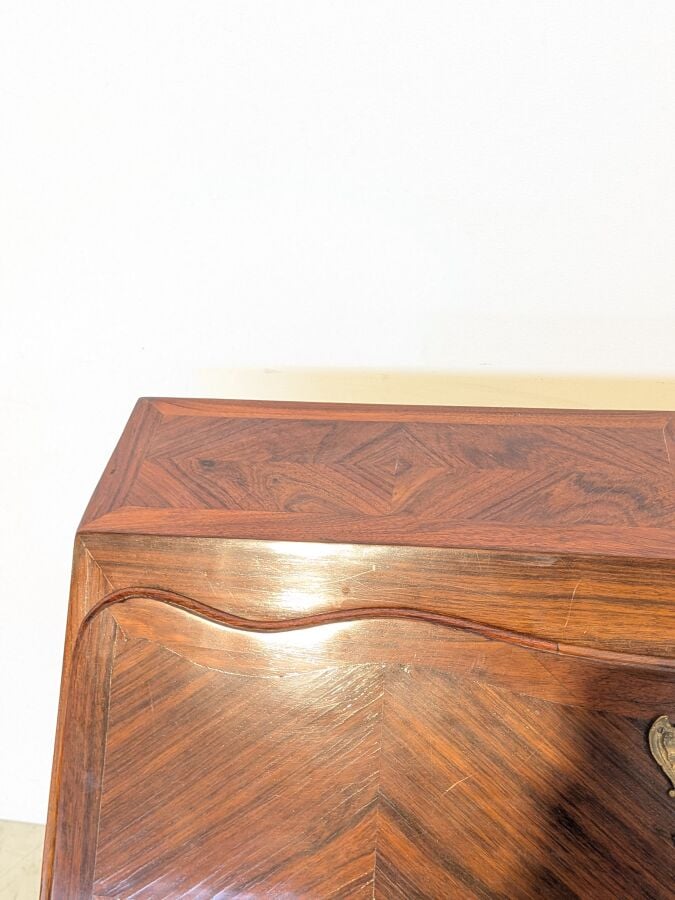 Bureau de pente Louis XV à abattant marqueté de losanges ; il ouvre par deux ti…
