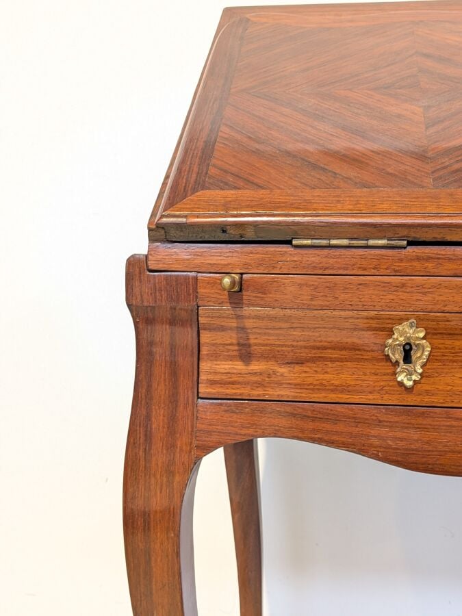 Bureau de pente Louis XV à abattant marqueté de losanges ; il ouvre par deux ti…