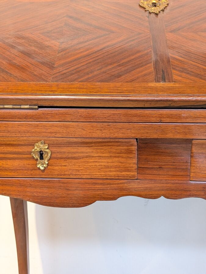 Bureau de pente Louis XV à abattant marqueté de losanges ; il ouvre par deux ti…