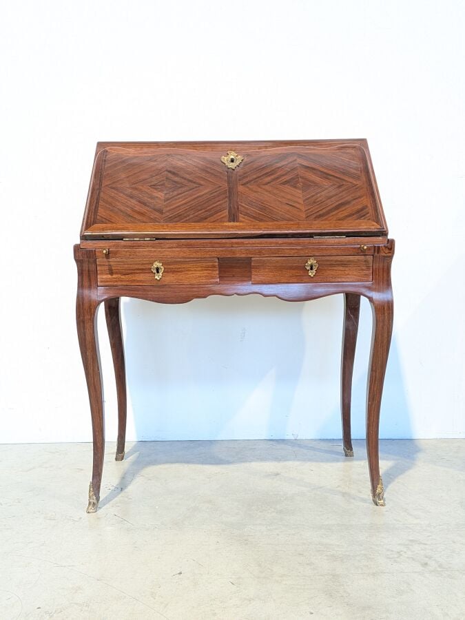 Bureau de pente Louis XV à abattant marqueté de losanges ; il ouvre par deux ti…