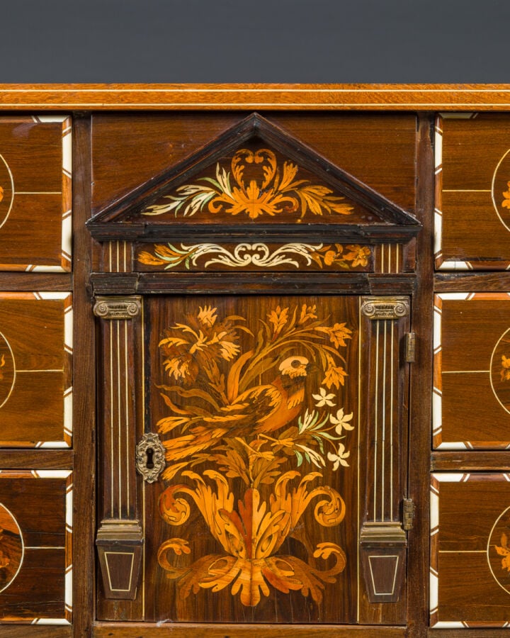 Cabinet en bois de placage marqueté de bouquets d'où s'échappent de larges feui…