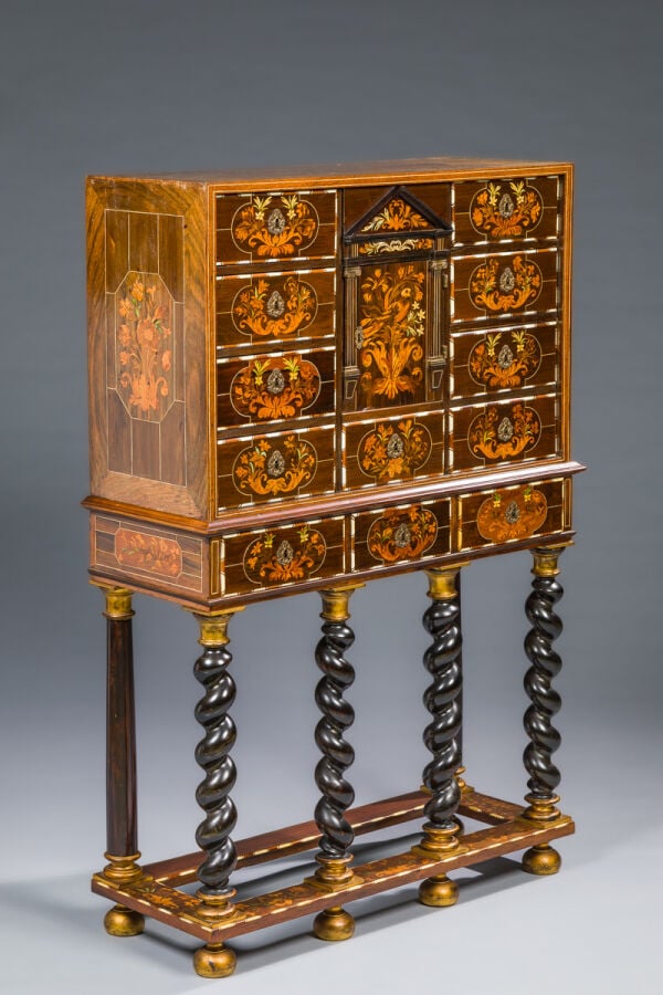 Cabinet en bois de placage marqueté de bouquets d'où s'échappent de larges feui…