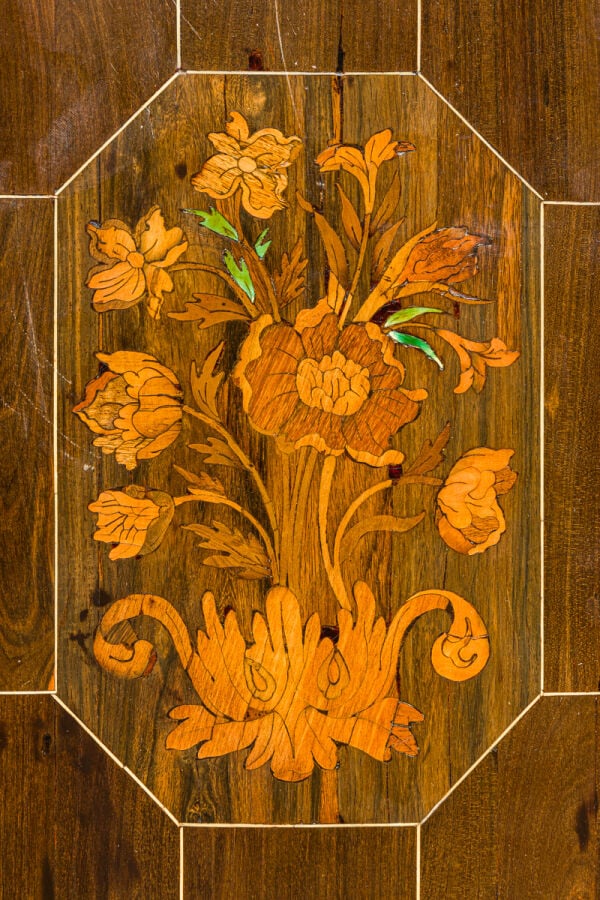 Cabinet en bois de placage marqueté de bouquets d'où s'échappent de larges feui…