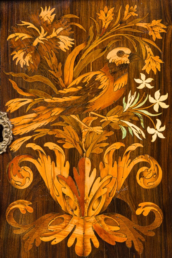 Cabinet en bois de placage marqueté de bouquets d'où s'échappent de larges feui…