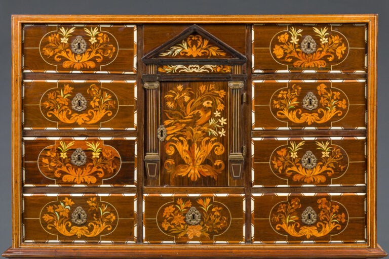 Cabinet en bois de placage marqueté de bouquets d'où s'échappent de larges feui…
