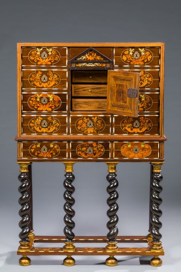 Cabinet en bois de placage marqueté de bouquets d'où s'échappent de larges feui…