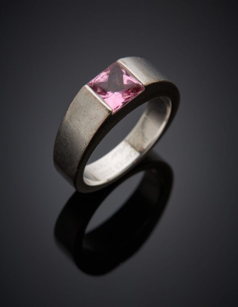 CARTIER - BAGUE, modèle "Tank", en or gris (750‰) ornée d'une tourmaline rose s…