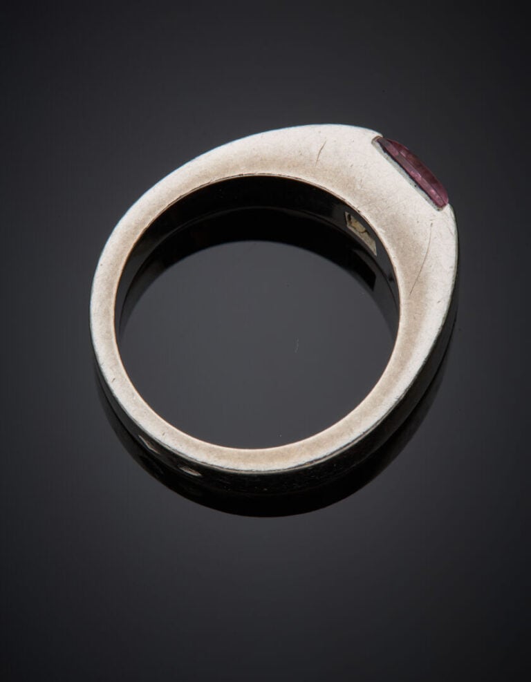 CARTIER - BAGUE, modèle "Tank", en or gris (750‰) ornée d'une tourmaline rose s…