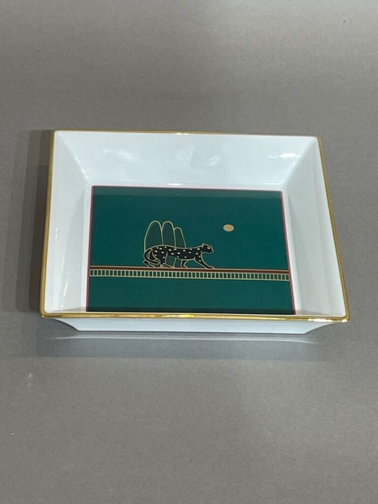 CARTIER - VIDE POCHE rectangulaire en porcelaine figurant la panthère. - Signé…