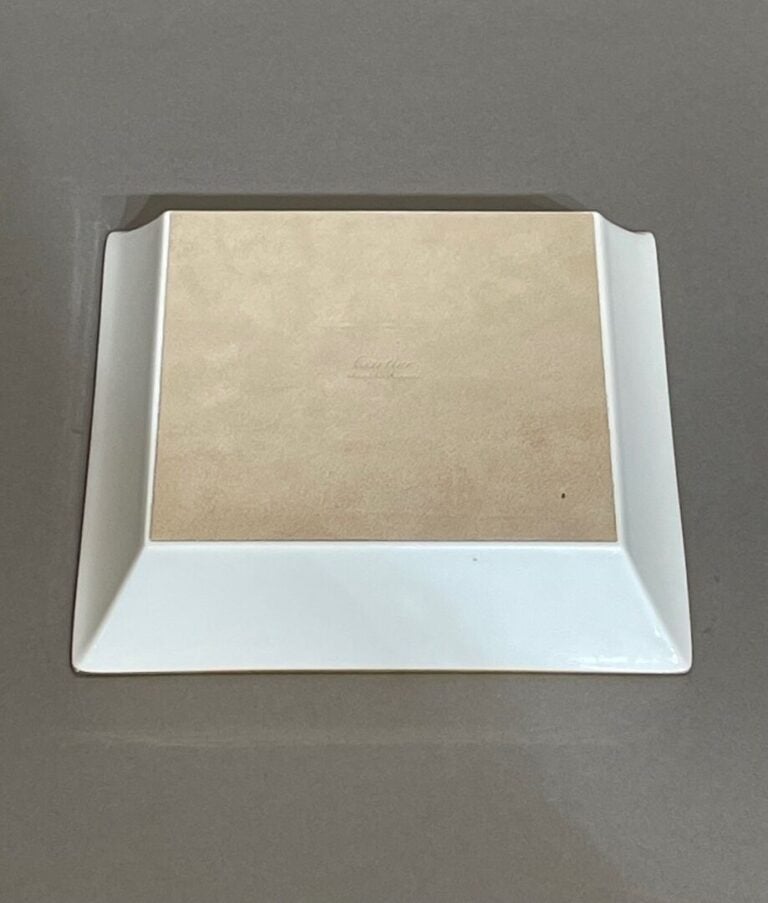 CARTIER - VIDE POCHE rectangulaire en porcelaine figurant la panthère. - Signé…