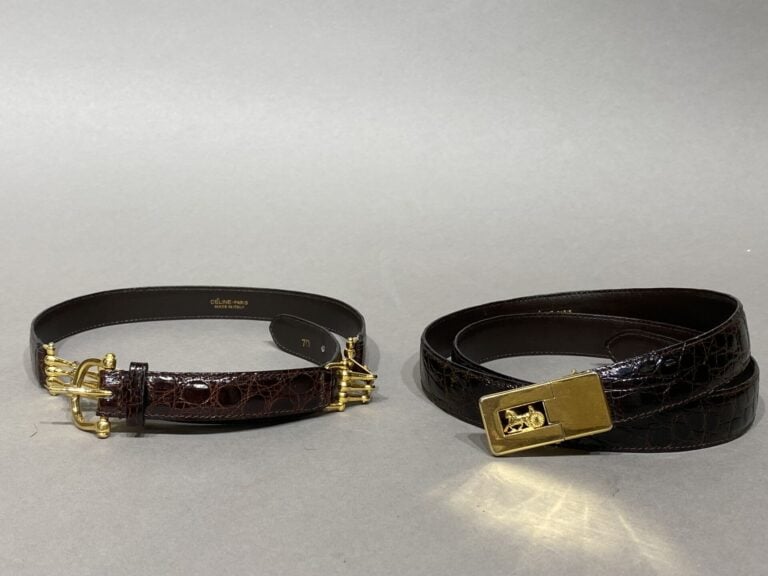 CELINE - Lot de 2 ceintures en cuir façon reptile chocolat. - Boucles en métal…