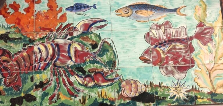 CER ART MONACO - Une table basse en céramique émaillée représentant un paysage…