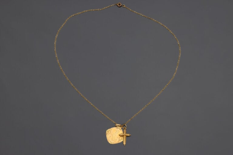 Chaîne en or jaune (750) à maille gourmette avec médaille religieuse et pendent…