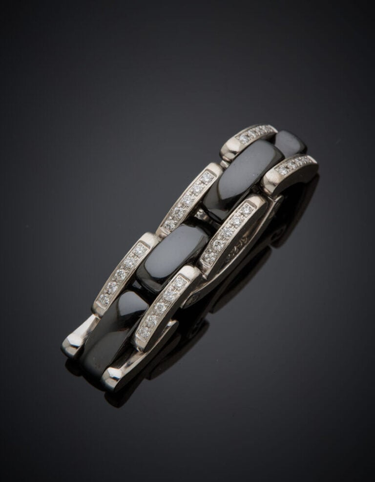 CHANEL - BAGUE modèle "Ultra" en or gris (750‰)articulé, serti de diamants tail…