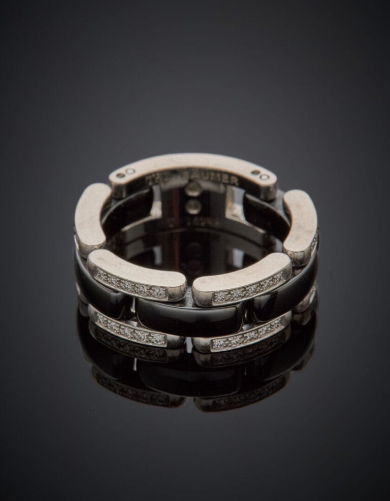 CHANEL - BAGUE modèle "Ultra" en or gris (750‰)articulé, serti de diamants tail…
