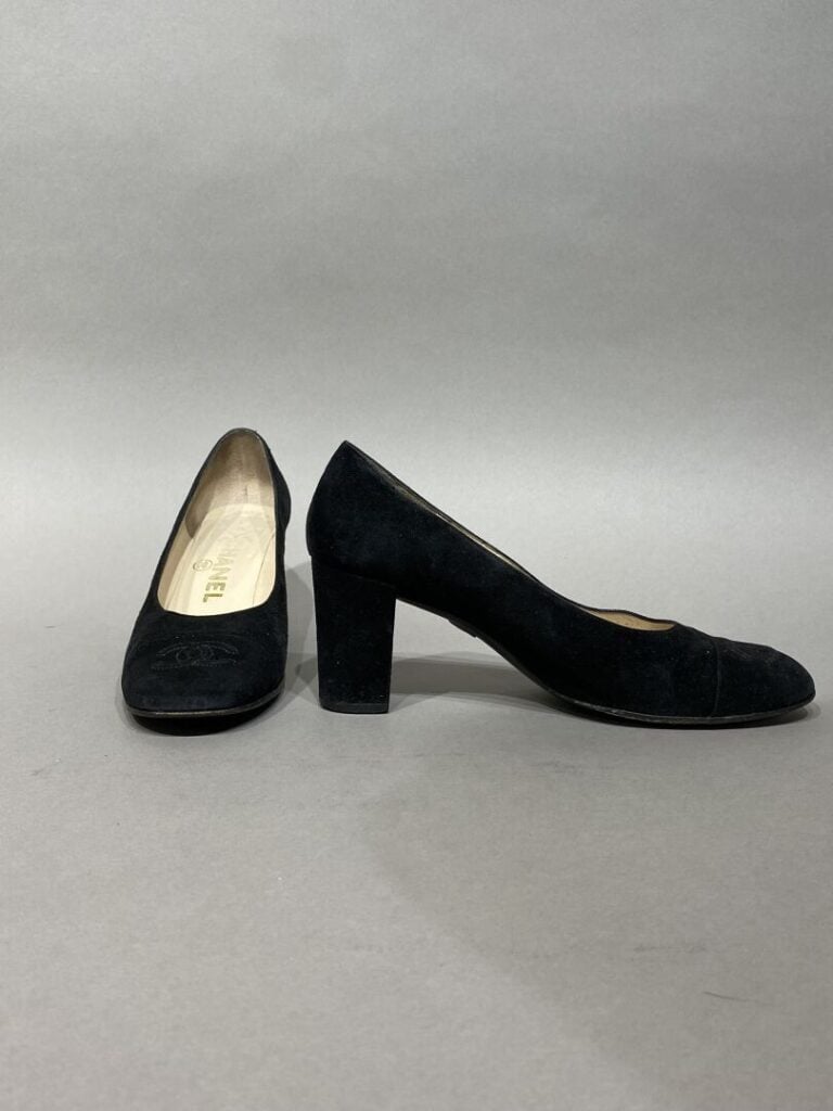 CHANEL - Ballerines à talon de 7 cm en cuir suedé noir, siglé CC sur l'avant. -…