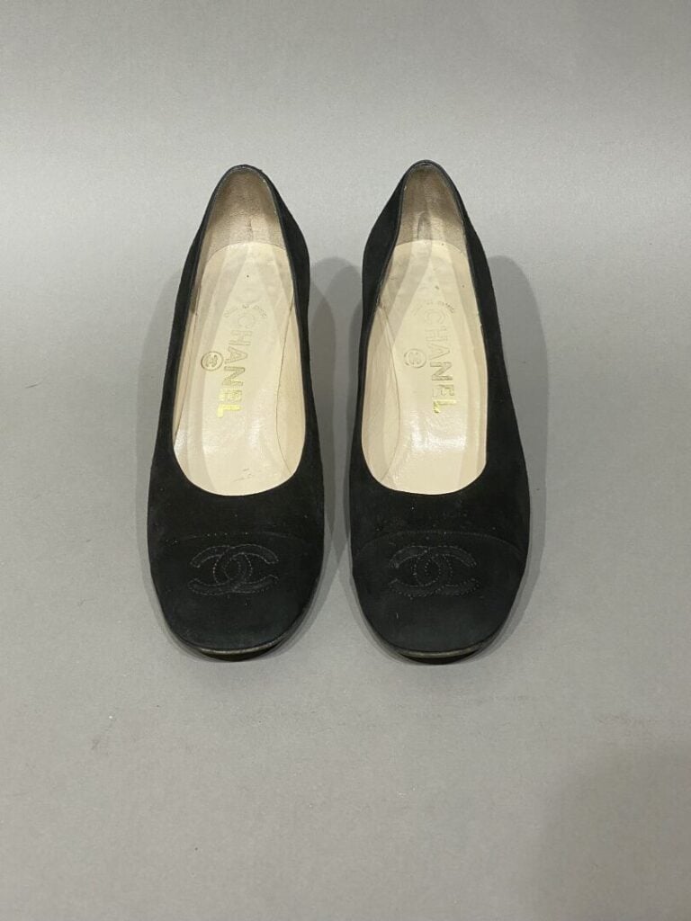 CHANEL - Ballerines à talon de 7 cm en cuir suedé noir, siglé CC sur l'avant. -…