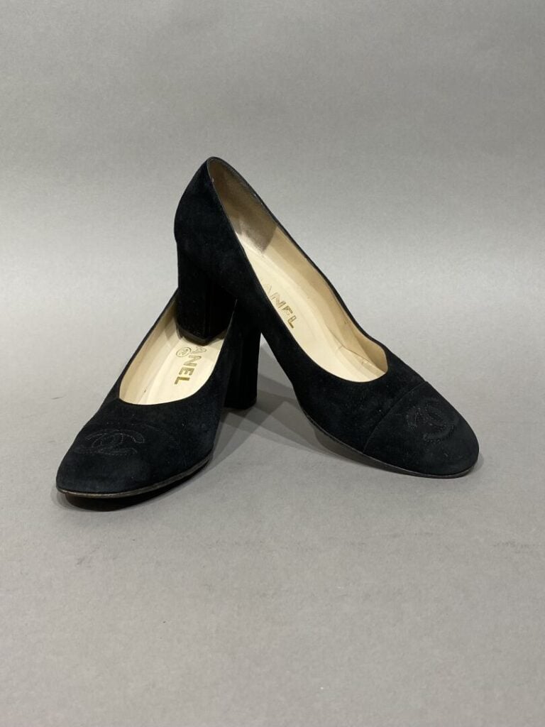 CHANEL - Ballerines à talon de 7 cm en cuir suedé noir, siglé CC sur l'avant. -…