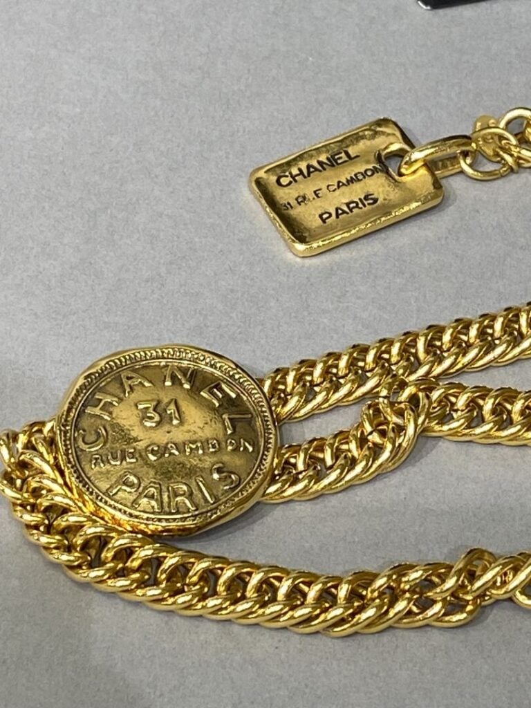 CHANEL - Ceinture "Chanel Cambon", chaine double rangs en métal doré, 2 médaill…