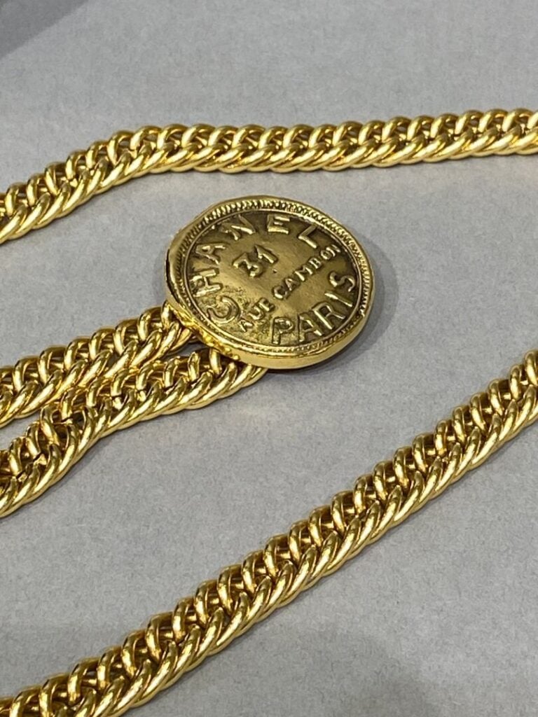 CHANEL - Ceinture "Chanel Cambon", chaine double rangs en métal doré, 2 médaill…