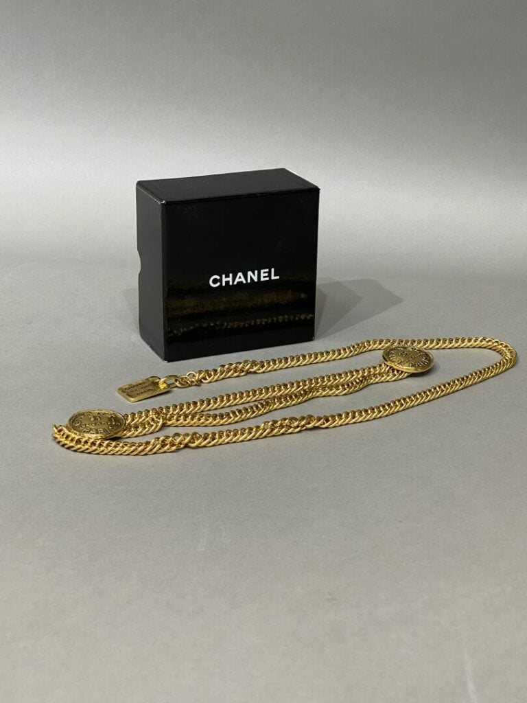 CHANEL - Ceinture "Chanel Cambon", chaine double rangs en métal doré, 2 médaill…