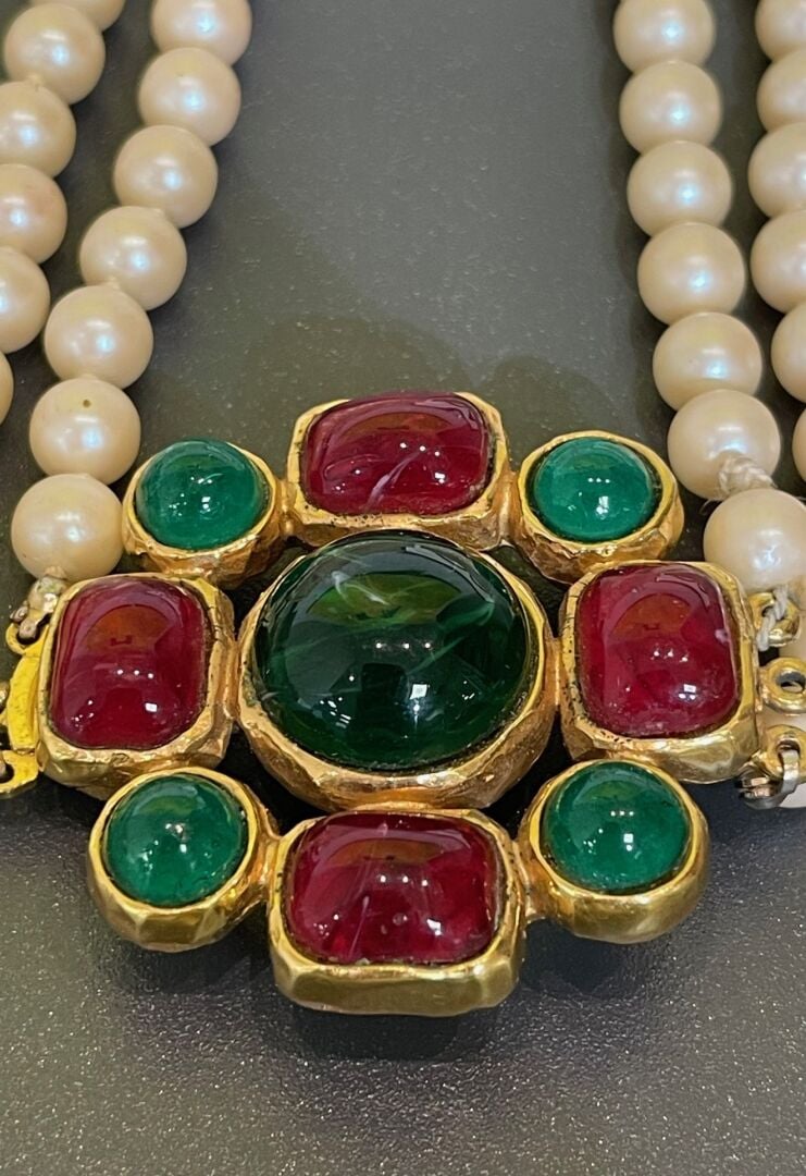 CHANEL - Collier court à trois rangs de perles, fermoir en métal doré et caboch…