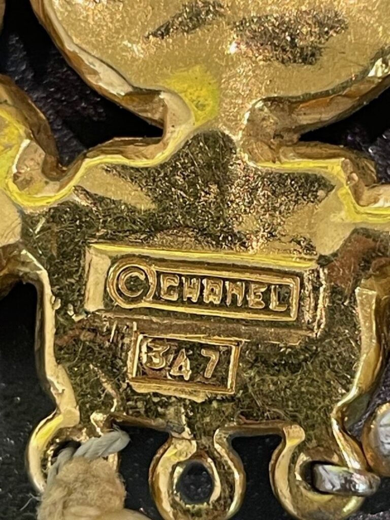 CHANEL - Collier court à trois rangs de perles, fermoir en métal doré et caboch…