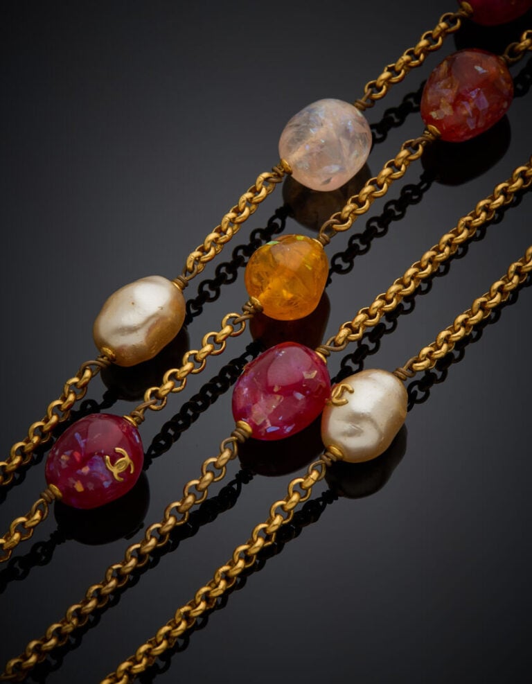 CHANEL et Karl LAGERFELD - SAUTOIR en métal, orné de pierres de couleur rose, b…