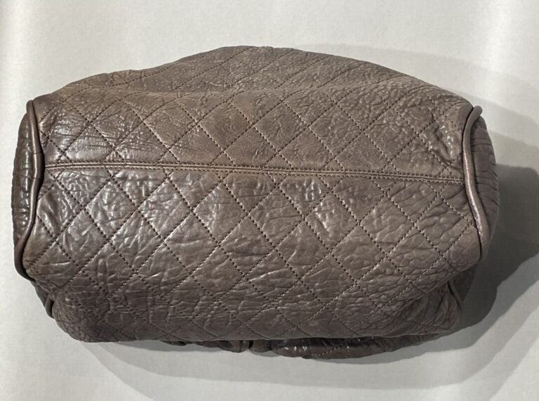 CHANEL - Grand sac en cuir bubble matelassé chocolat, double anse, porté épaule…