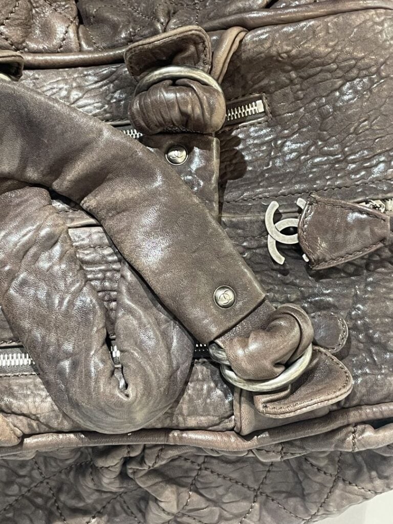 CHANEL - Grand sac en cuir bubble matelassé chocolat, double anse, porté épaule…