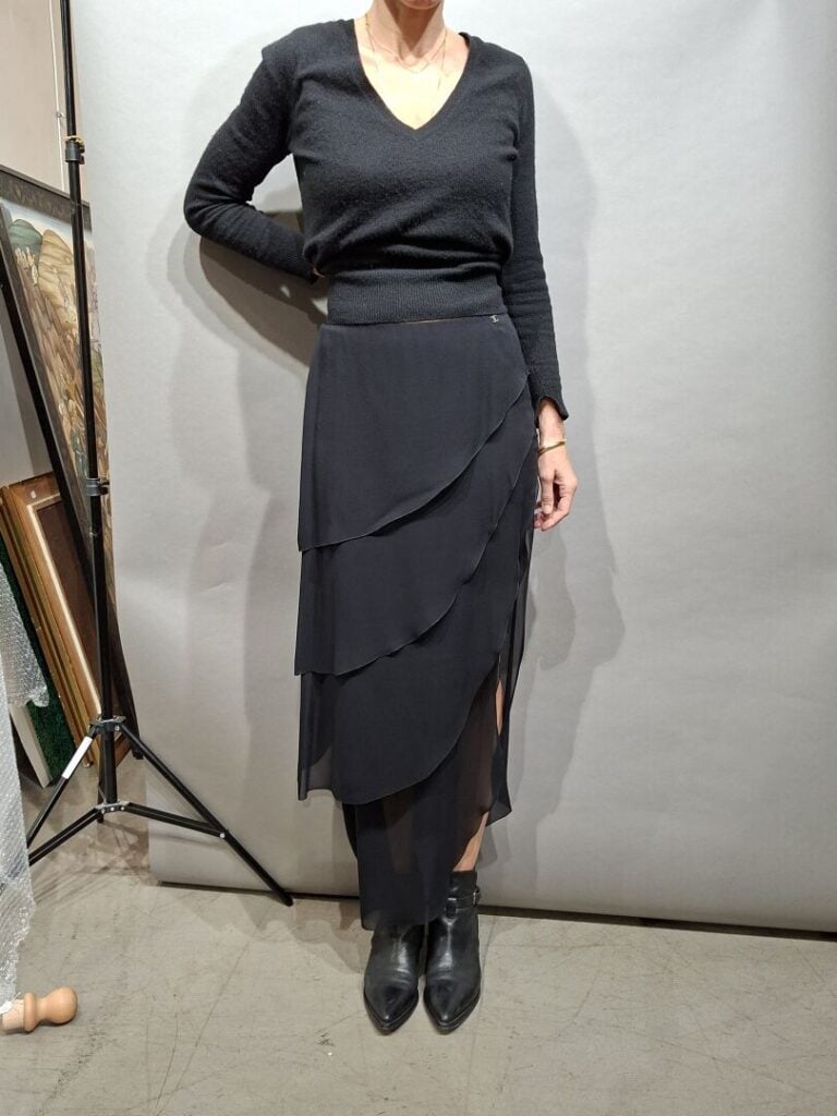 CHANEL - Jupe longue en mousseline soie noire à volants, fendue sur le côté - T…