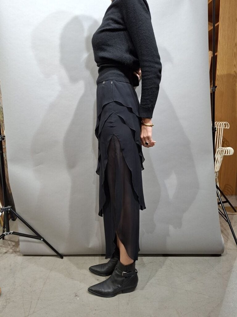CHANEL - Jupe longue en mousseline soie noire à volants, fendue sur le côté - T…
