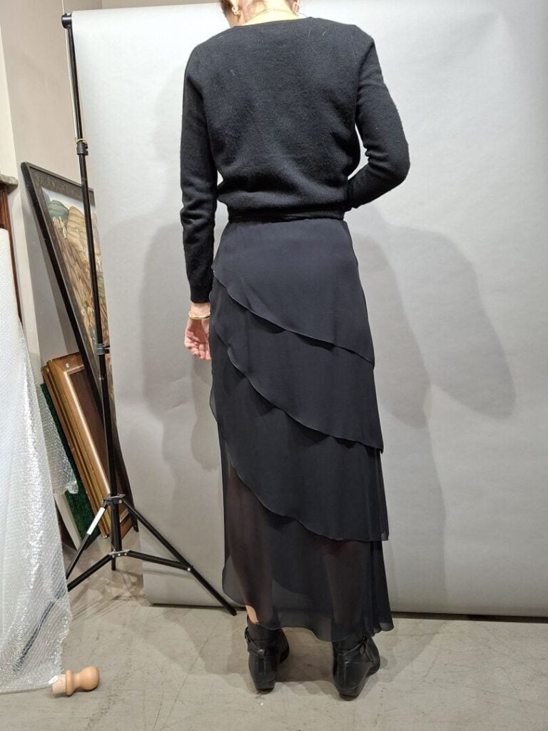 CHANEL - Jupe longue en mousseline soie noire à volants, fendue sur le côté - T…