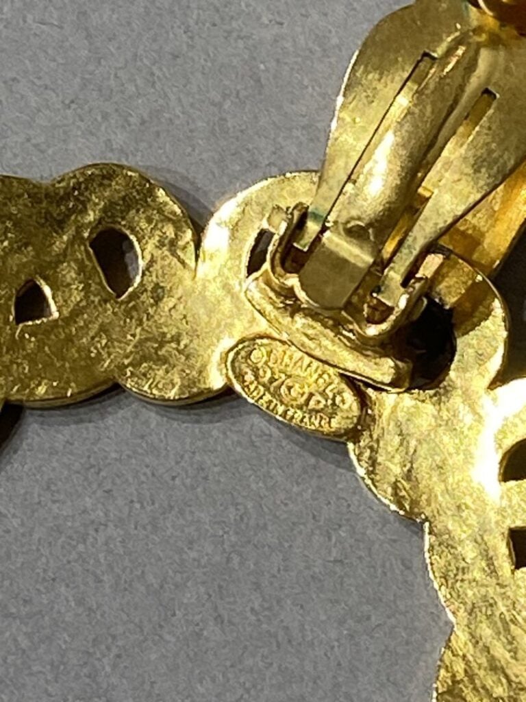 CHANEL - Paire de clips d'oreilles en métal doré, siglées CC. - Signées et numé…