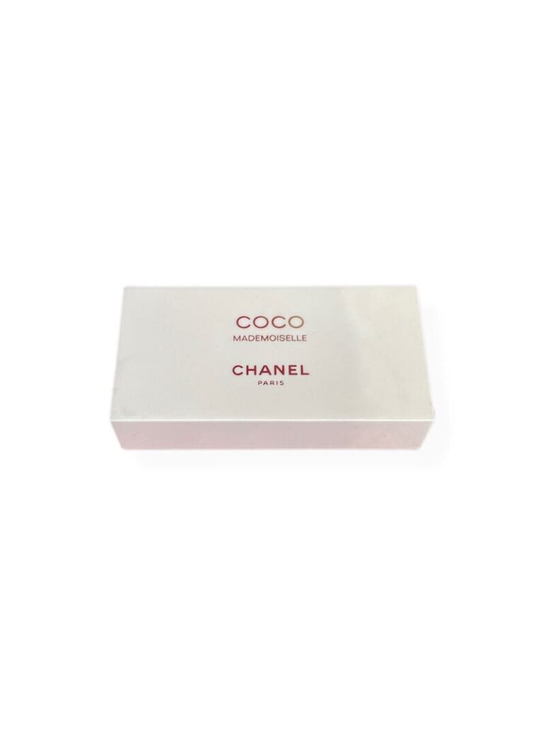 CHANEL - Petite boîte à musique comprenant un petit échantillon de Coco Chanel…